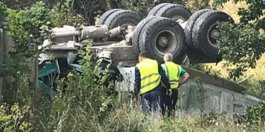 В Харькове грузовик упал с моста: водитель в тяжелом состоянии 1