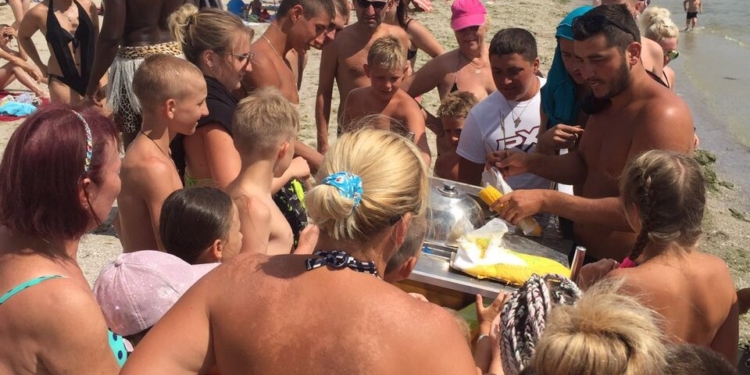 В Коблево загорелся прилавок пляжного торговца, взрыв газового баллона посреди толпы предупредили в последний момент (ФОТО)