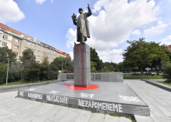 В Праге решили не отмывать красную краску с памятника маршалу Коневу