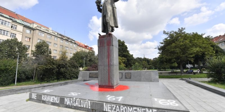 В Праге решили не отмывать красную краску с памятника маршалу Коневу