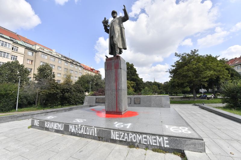 В Праге решили не отмывать красную краску с памятника маршалу Коневу 1
