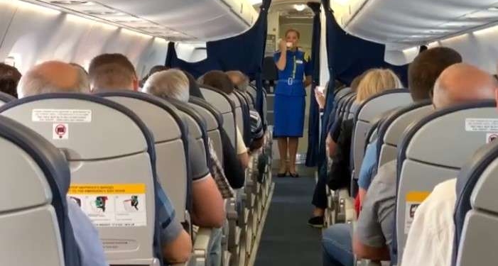 Стюардесса во время полета исполнила для пассажиров самолета Гимн Украины (ВИДЕО)