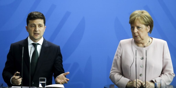 Ваш звонок очень важен для нас (с). У Меркель не знают, когда может состояться встреча нормандской четверки