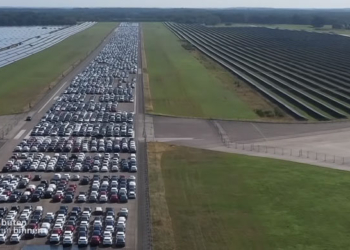 Тысячи бракованных “Мерседесов” на закрытом аэродроме нашли в Германии (ВИДЕО)