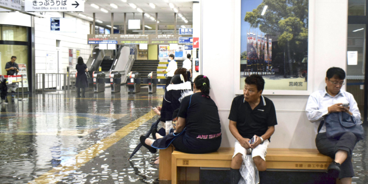 В Японии из-за наводнений эвакуировали почти миллион человек (ВИДЕО)