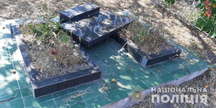 На Николаевщине полицейские ищут вандалов, совершивших надругательство над могилами (ФОТО)