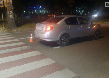 Ночью в Николаеве водитель Cherry сбил пешехода, внезапно выбежавшего на дорогу (ФОТО, ВИДЕО)