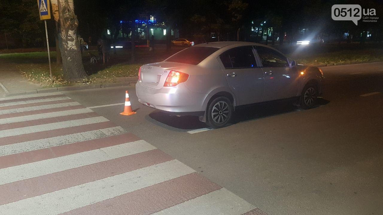 Ночью в Николаеве водитель Cherry сбил пешехода, внезапно выбежавшего на дорогу (ФОТО, ВИДЕО)