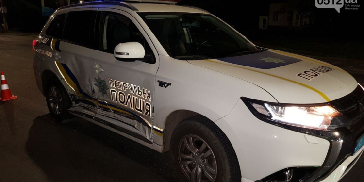 В Николаеве Daewoo не уступил дорогу полицейскому внедорожнику (ФОТО, ВИДЕО)