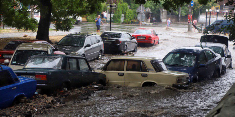 Ливень в Одессе смыл припаркованные машины и разворотил коллектор (ФОТО, ВИДЕО)