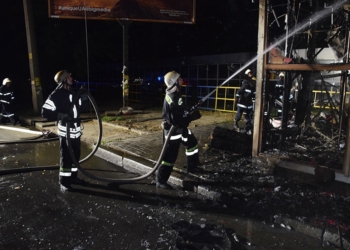 В Николаеве ночью сгорел магазин на рынке “Колос” (ВИДЕО, ФОТО)