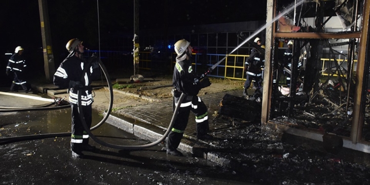 В Николаеве ночью сгорел магазин на рынке “Колос” (ВИДЕО, ФОТО)