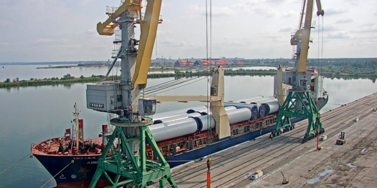 Порт “Ольвия” принял два судна с грузом ветряков для новой ВЭС. Самые крупные части длиной более 25 м (ФОТО)