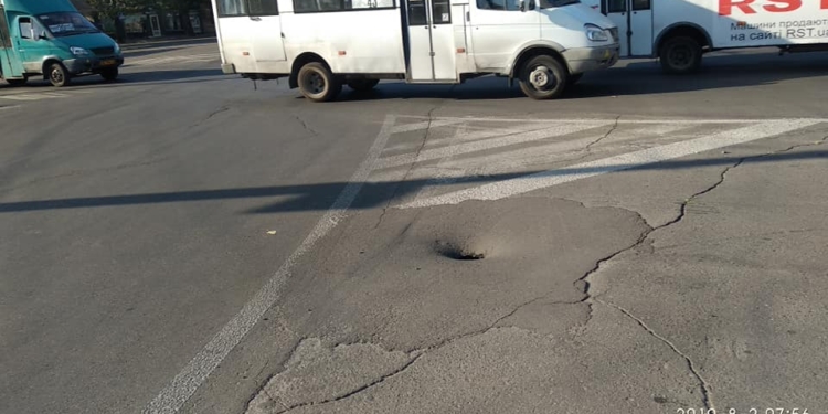 “Пуп Николаева”, – в соцсетях обсуждают очередной провал на дорогах города (ФОТО)