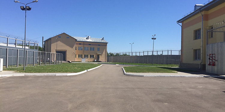 Незаконные мигранты, содержащиеся в Николаевском пункте временного пребывания, жаловались представителям омбудсмена на силовиков