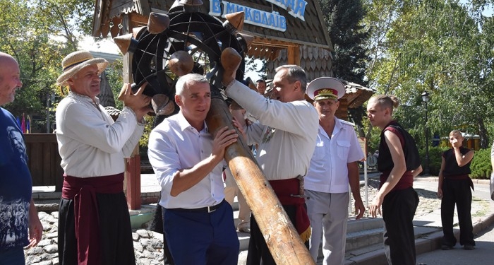 Мэр Николаева взял на плечо самую большую булаву Украины (ВИДЕО)