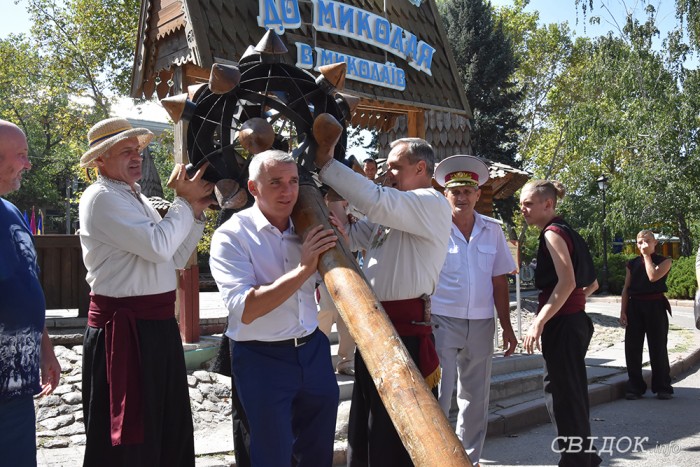 Мэр Николаева взял на плечо самую большую булаву Украины (ВИДЕО) 1