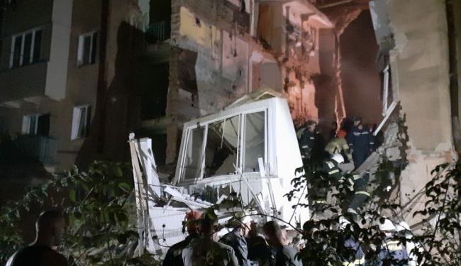 В результате ночного взрыва газа в четырехэтажке в Дрогобыче погиб человек, под завалами остались люди