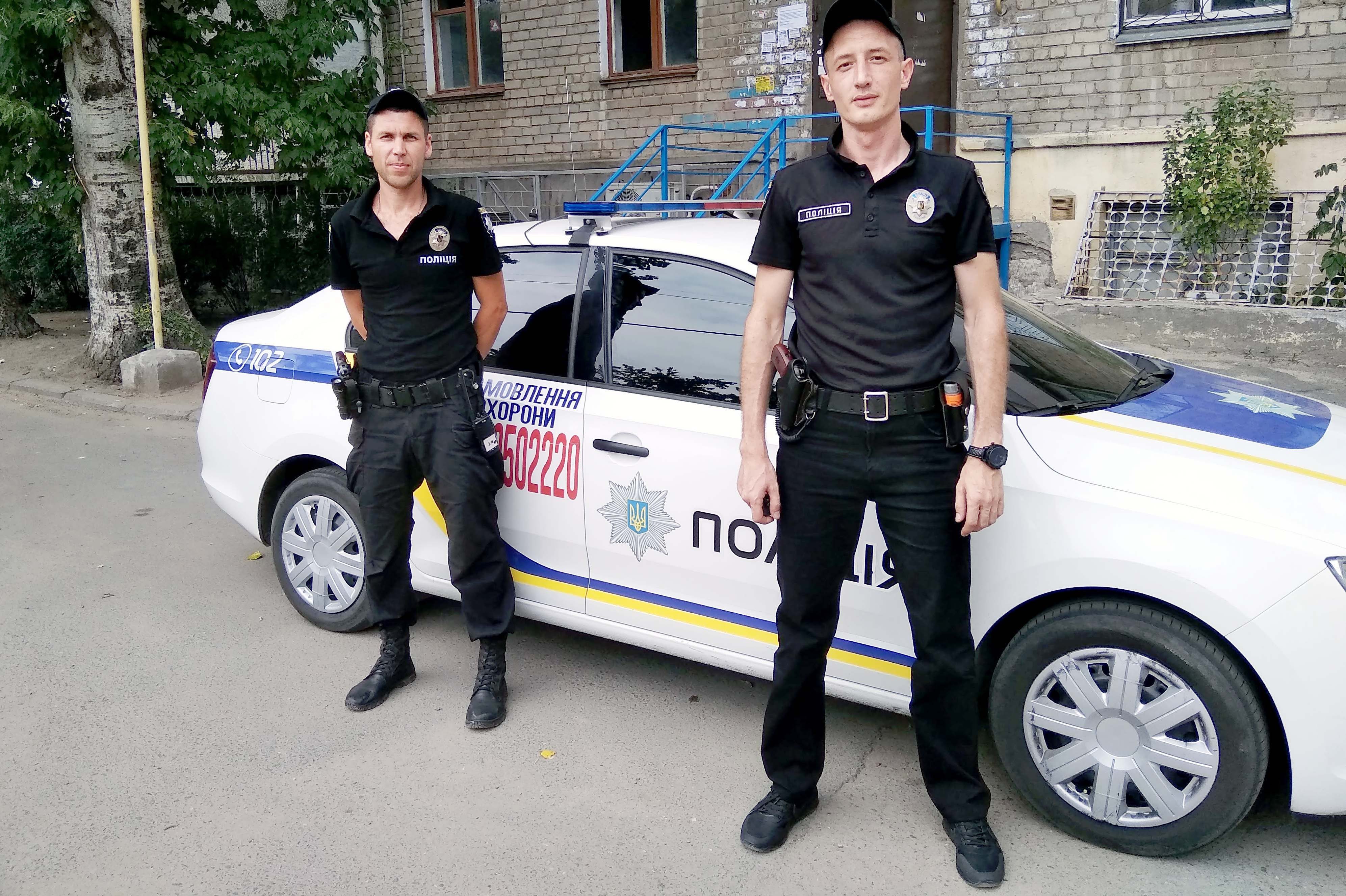 В Николаеве у АЗС загорелся автомобиль – полицейские охраны потушили пламя (ФОТО)