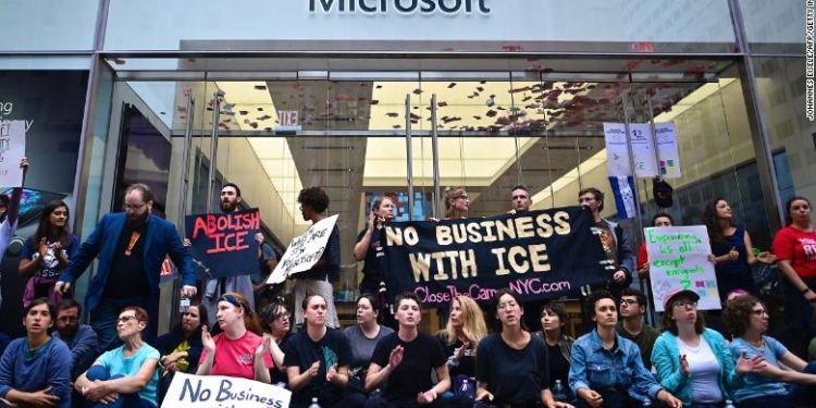 В Нью-Йорке протестующие требовали от Microsoft отказать миграционной службе в использовании программ компании – задержано свыше 70 человек (ВИДЕО)