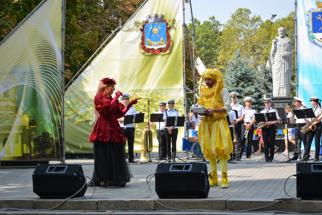 Николаевский русский театр поздравил николаевцев с Днем города необычным спектаклем в Каштановом сквере (ФОТО) 2