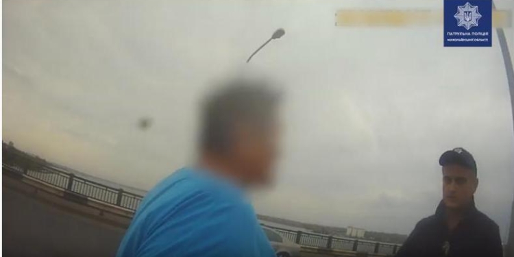 В Николаеве, чтобы спасти жизнь женщине, патрульным пришлось надеть на нее наручники (ВИДЕО)