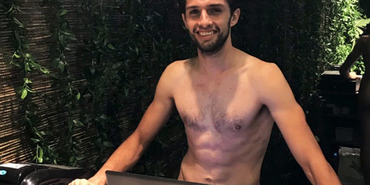 «Голые и испуганные»: в Милане открылся магазин, где работают исключительно голые продавцы