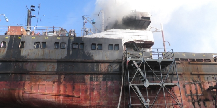 В Херсоне на судоремонтном заводе горело судно (ФОТО)