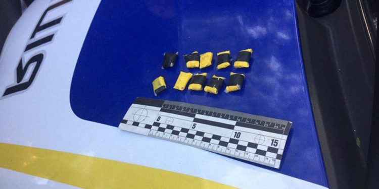 В Ингульском районе Николаева патрульные задержали двух «закладчиков» с 18 пакетами с наркотиком (ФОТО)