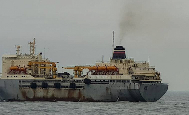 В Тихом океане загорелась российская плавбаза «Петр Житников»: пожар уже потушили, эвакуировали не всех (ВИДЕО)