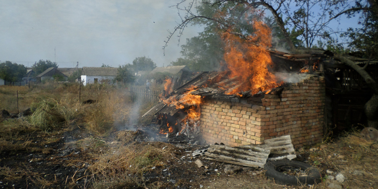 На Николаевщине тушили горящую хозпостройку (ФОТО)
