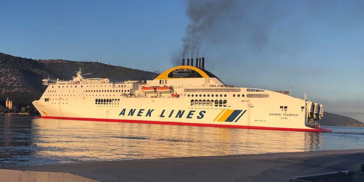 В Греции загорелся паром – эвакуировали более полутысячи человек (ВИДЕО)