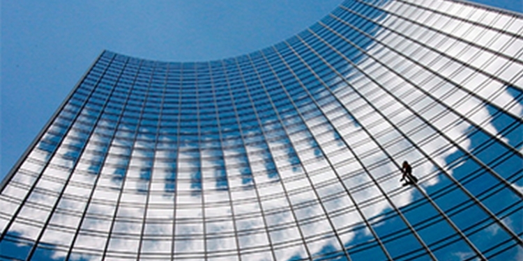 Французскй «человек-паук» взобрался на 154-метровое здание – без полиции снова не обошлось (ВИДЕО)