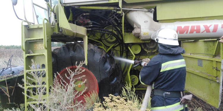 Николаевские спасатели за сутки потушили два загоревшихся комбайна и легковушку (ФОТО)