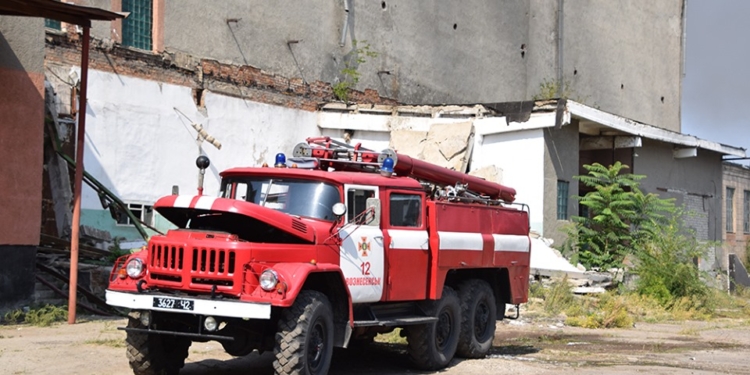 На Николаевщине четвертые сутки тушат пожар на бывшем мясокомбинате (ФОТО)