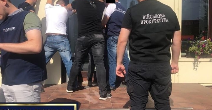 Депутата Первомайского городского совета и местного жителя задержали на взятке в $15 тыс. (ФОТО)