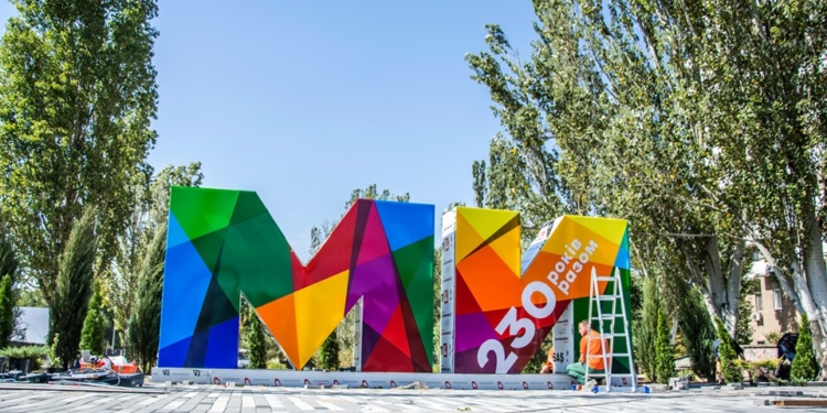 В Николаеве установили трехметровый арт-объект «МИ», который официально откроют в День города (ФОТО)