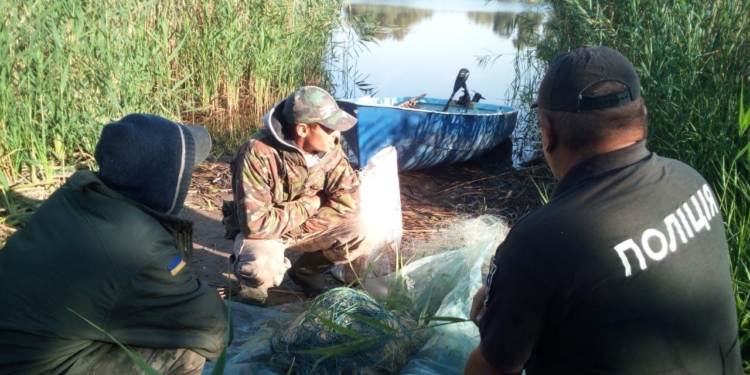 В Николаевском районе полицейские поймали двух браконьеров, незаконно добывших 15 кг рыбы (ФОТО)