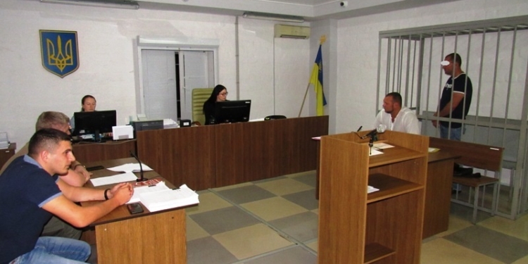 Депутат Первомайского горсовета и житель Первомайска, задержанные на взятке, могут выйти под залог в почти 0,5 млн.грн. каждому (ФОТО)