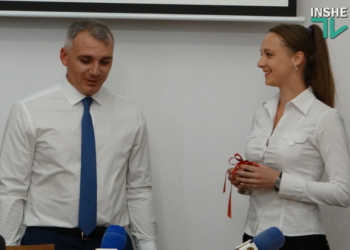 Удержать молодого врача в отдаленном микрорайоне: в Николаеве педиатр получила квартиру (ВИДЕО)