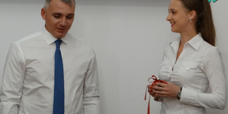 Удержать молодого врача в отдаленном микрорайоне: в Николаеве педиатр получила квартиру (ВИДЕО)