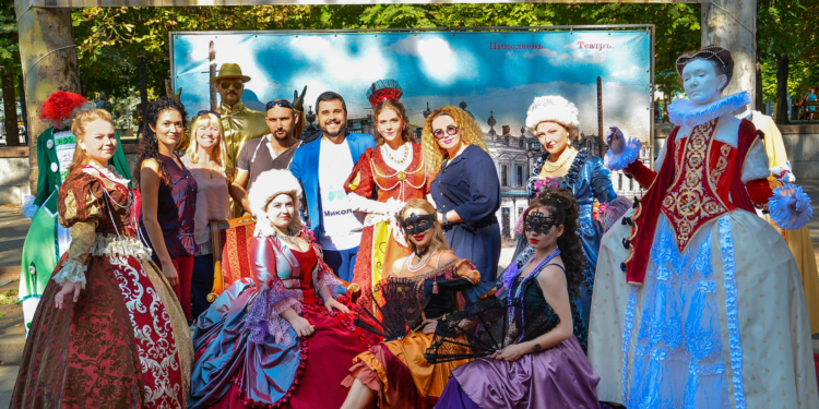 Николаевский русский театр поздравил николаевцев с Днем города необычным спектаклем в Каштановом сквере (ФОТО)