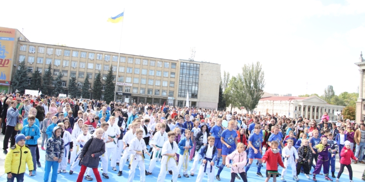 Соборная площадь пригодилась: в Николаеве масштабно отметили День физкультуры и спорта (ФОТО)