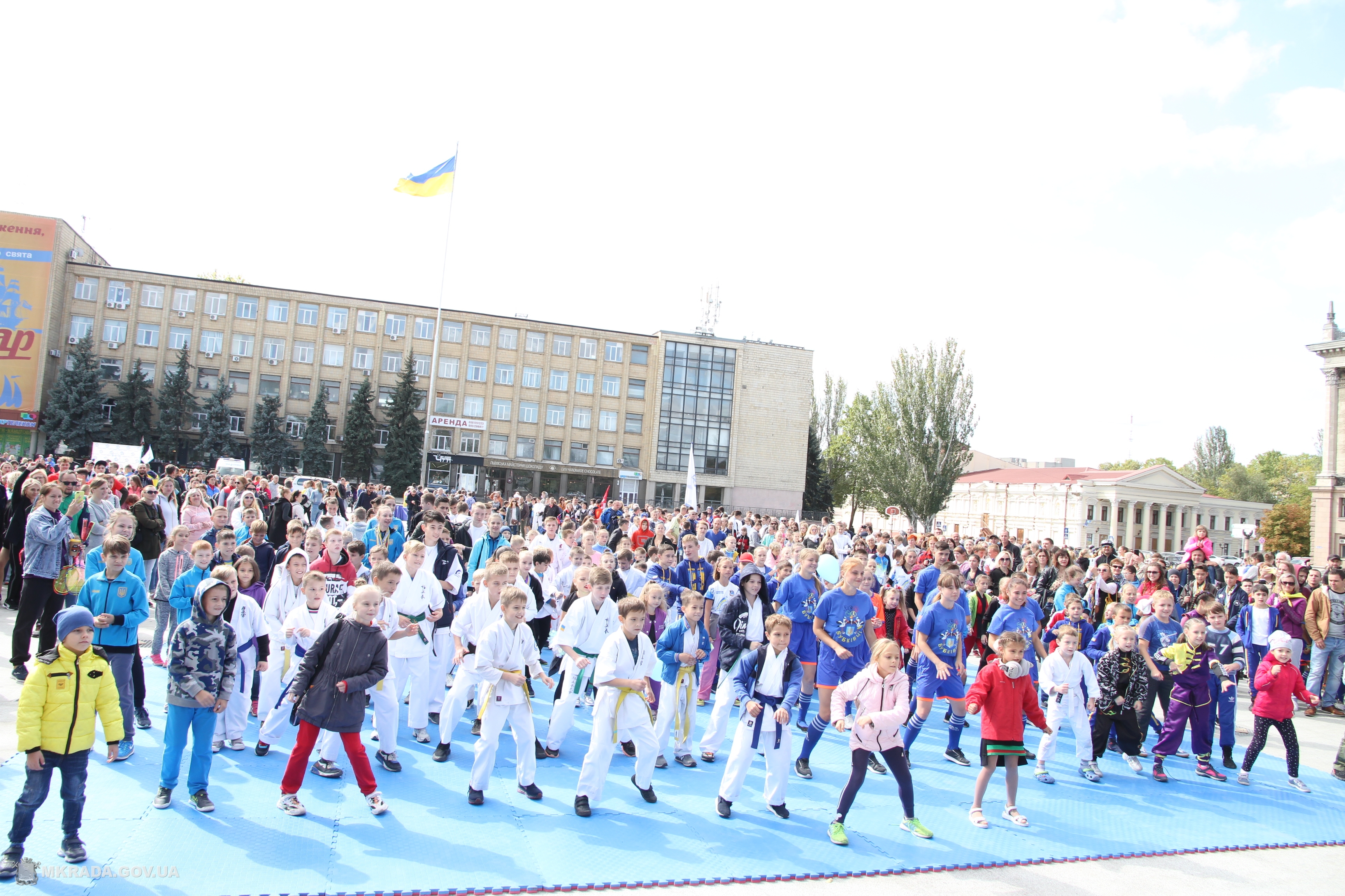 Соборная площадь пригодилась: в Николаеве масштабно отметили День физкультуры и спорта (ФОТО)