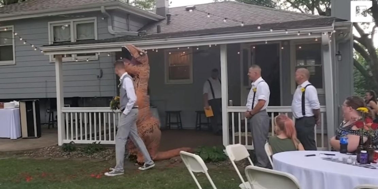 В США подружка невесты пришла на свадьбу в костюме тираннозавра (ВИДЕО)