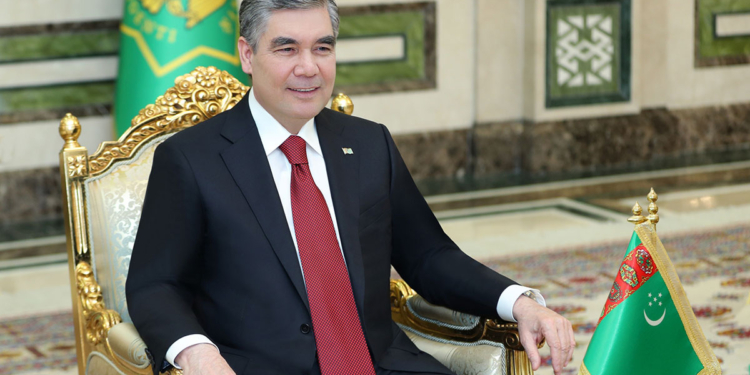 Министры правительства Туркменистана стоя конспектировали стихи об алабае, которые читал президент Бердымухамедов (ВИДЕО)