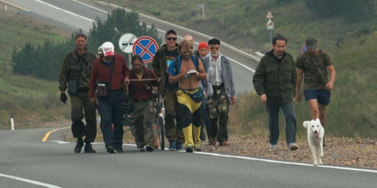 Отряд шедшего “изгонять Путина” шамана объявил о роспуске после угроз силовиков