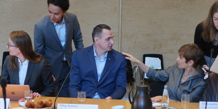 Сенцов поговорил с депутатами Бундестага про пленных и возвращение в кино (ФОТО, ВИДЕО)