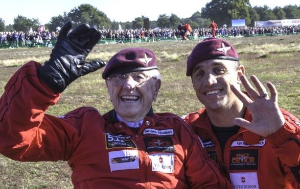 97-летний ветеран Второй мировой войны прыгнул с парашютом - его поддержали 1,5 тысяч парашютистов (ВИДЕО) 1