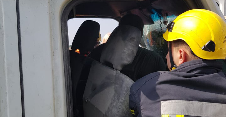 Неподалеку от Николаева микроавтобус столкнулся с грузовиком – пострадали три человека (ФОТО, ВИДЕО)